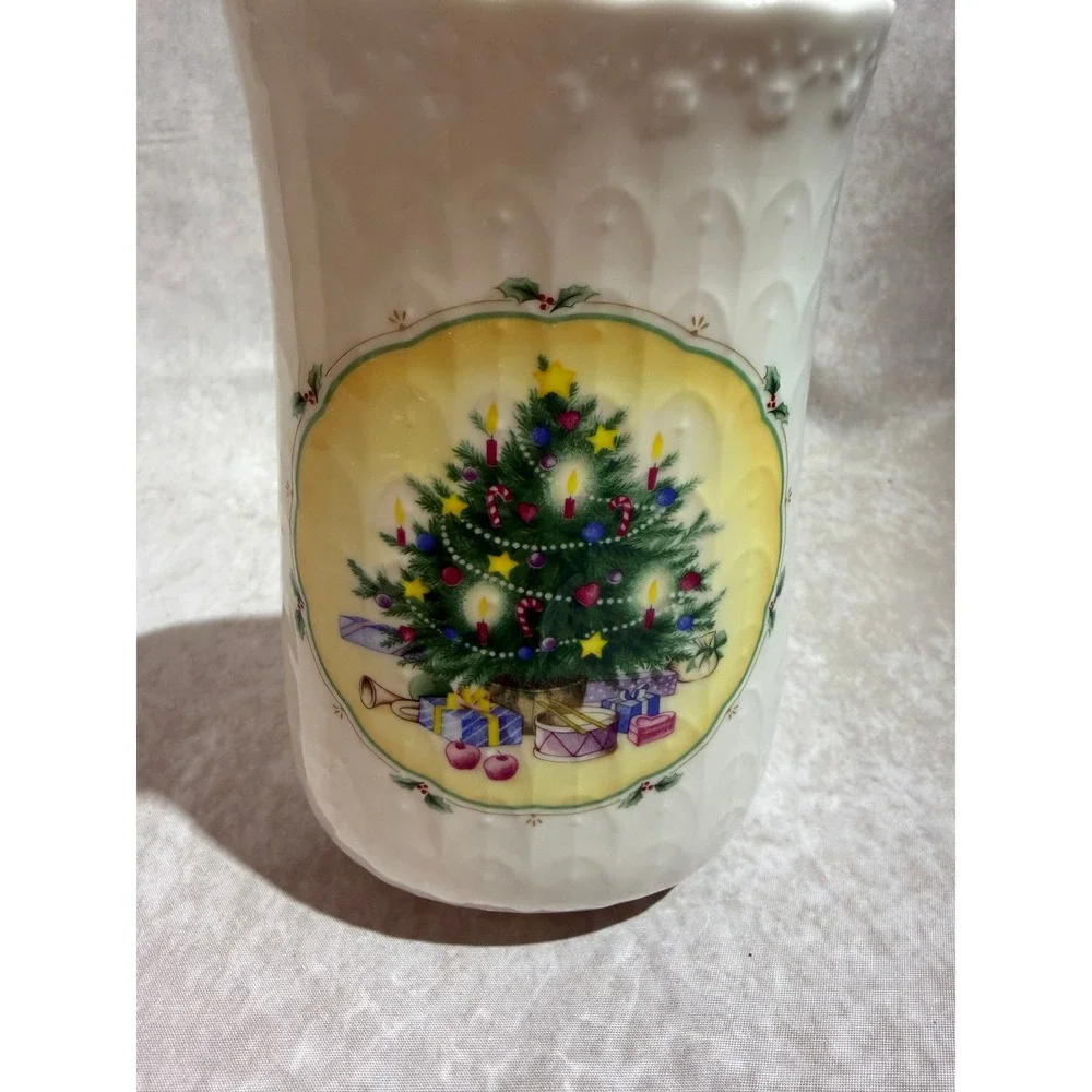Mikasa Christmas Morning Bone China Vase B2040 Holiday‎ Tree Japan Scalloped
